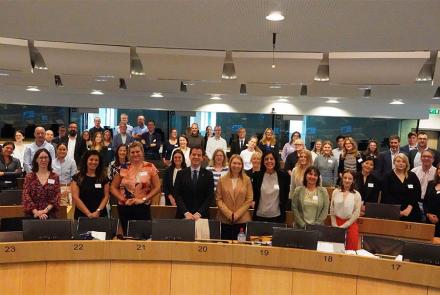 El consejero Irujo y la directora general Uxue Itoriz, junto al resto de la delegación de Navarra y representantes de otras comunidades europeas durante la reunión oficial de lanzamiento del proyecto.