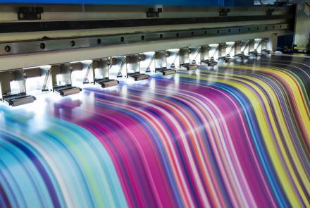 Impresora de inyección de tinta grande que trabaja multicolor en vinilo 