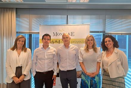 De izquierda a derecha: Virginia San Miguel, directora de Marketing; el consejero Mikel Irujo; Aurelio Antuña, CEO; Garbiñe Basterra, directora general; y Marta Artajona, Directora Económico-Fiscal