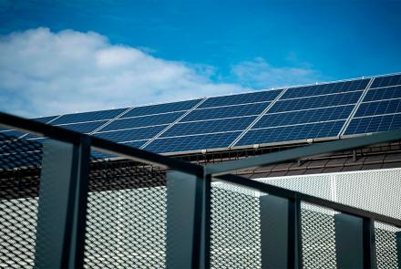 Paneles solares fotovoltaicos en un tejado.