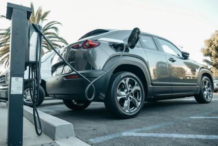 Coche conectado a cargados eléctrico