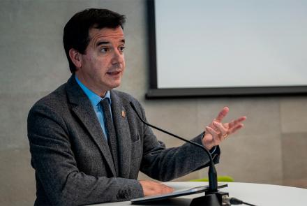 El consejero Irujo, durante una presentación hablando de las ayudas para la transición energética.