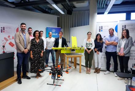 El consejero Irujo (en el centro) junto con la directora general Itoiz (a la izquierda) técnicos del Gobierno de Navarra y los representantes del consorcio navarro que ha desarrollado el proyecto DroneVC durante una reunión de seguimiento del proyecto