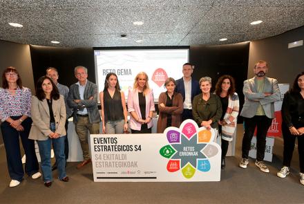 La directora general Basterra, junto el resto de investigadores y ponentes que han participado en el evento.