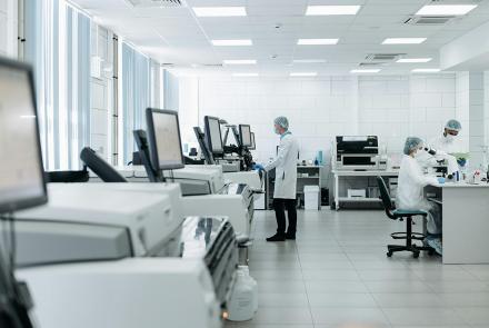 Personal científico en un laboratorio