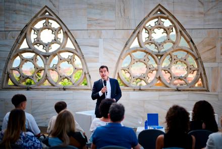 El consejero Irujo en la terraza del Museo de Navarra, lugar escogido para la presentación del libro ‘Doce azoteas. Maneras de construir el futuro de la industria en Navarra’.