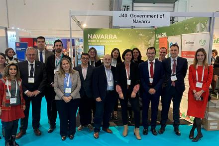 Participantes y visitantes del stand de Navarra en la semana europea del Hidrógeno verde durante el acto inaugural