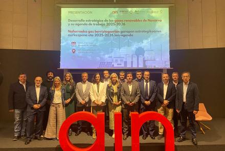 El consejero Irujo y la directora general Basterra, en un momento de la presentación, junto con representantes de AIN, SODENA, Mancomunidad de la Comarca de Pamplona y empresas.
