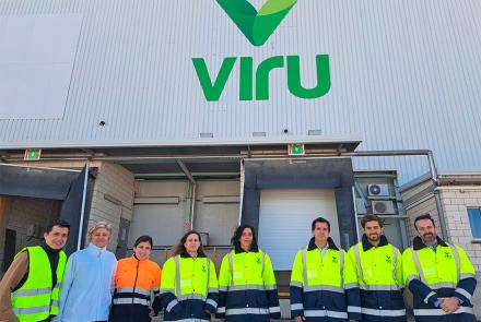 El consejero Irujo, la directora gerente de CEIN, Uxue Itoiz y representantes de la empresa Viru.