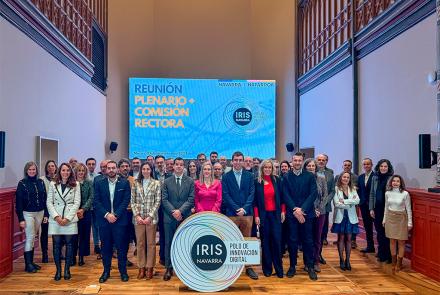 El consejero Irujo y la consejera Fanlo, con el resto de participantes.