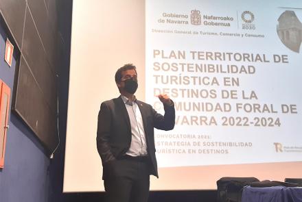 El consejero Irujo en un momento de la reunión
