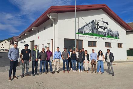 El consejero Mikel Irujo, Mikel Aoiz, Rubén Goñi, Gustavo Goiena, Carlos Chocarro y David Chocarro junto a otros representantes de la comunidad, durante la visita al establecimiento de productos de porcino ‘Euskal Txerri’. 