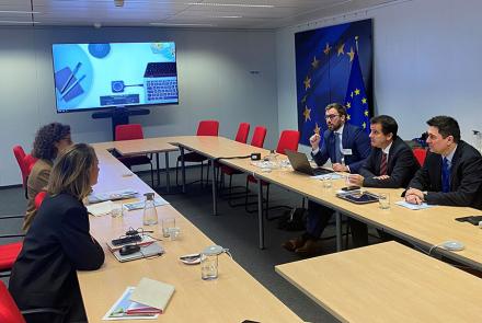 Durante la reunión, el consejero Irujo, junto a Iker Chasco director-gerente de Enercluster, Iñigo Uharte, unidad de asistencia de la oficina permanente de Navarra ante la UE y representantes de la Comisión Europea.