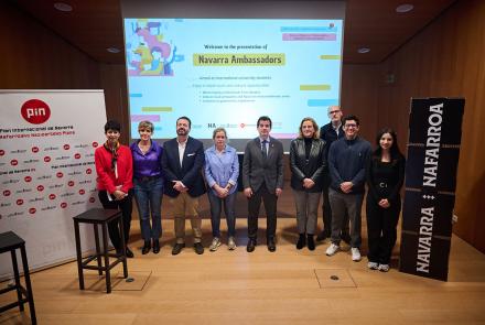 De izquierda a derecha: Yolanda Zubillaga, consultora experta en Recursos Humanos; Miren Ausín, directora del Servicio de Proyección Internacional; Íñigo Arruti, director general de Fomento Empresarial; Conchi Casado, jefa de la sección de Atención Universitaria en la UPNA; el consejero Irujo; Rosalía Baena, vicerrectora de Estudiantes y Relaciones Internacionales de la UNAV; Juan Francisco Elizari, jefe de la Sección de Marca Navarra y Publicaciones; Guillermo Bautista, estudiante internacional de la UPNA;