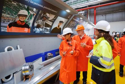 La Presidenta Chivite durante su visita a la planta de Hydro Extrusion Navarra en Irurtzun