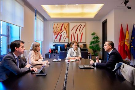 La Presidenta de Navarra, María Chivite, y el consejero Irujo en un momento de la reunión.