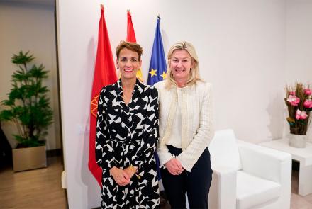 La Presidenta de Navarra, María Chivite, y la presidenta de Volvo Buses, Anna Westerberg
