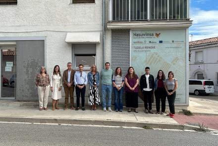 La directora general Basterra y resto de participantes, ante la oficina de Nasuvinsa en Tudela, que alberga la Ventanilla Única de Energía. 