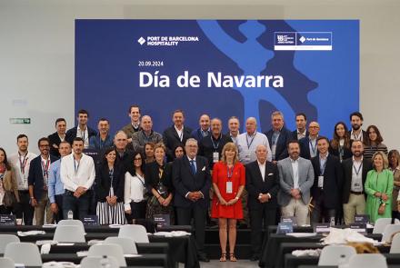 La vicepresidenta Ana Ollo en la foto de grupo con la delegación navarra que ha participado en la jornada dedicada a la Comunidad Foral organizada por el Puerto de Barcelona con motivo de la 37 Copa América de Vela