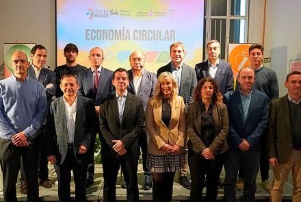El consejero Irujo posa con participantes de la jornada.