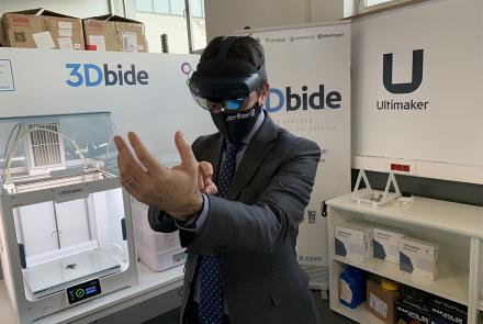 El consejero Irujo, comprobando el equipo.