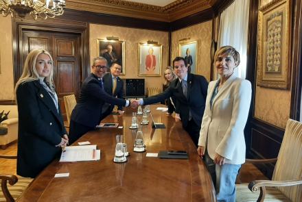 El consejero de Desarrollo Económico y Empresarial, Mikel Irujo, en el centro, junto al subsecretario de Desarrollo Económico del Gobierno de Querétaro, México, Genaro Montes; Nury González, coordinadora de Relaciones Internacionales del Gobierno de Querétaro; Daniel Hernández, director general del Clúster Automotriz de Querétaro; la directora general de Política de Empresa, Proyección Internacional y Trabajo, Izaskun Goñi; y la directora del Servicio de Proyección Internacional, Miren Ausín.
