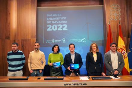 De izda a dcha: Oscar Fernández, jefe de la sección de Plan energético y Proyectos europeos; Javier Larrea, jefe de la Sección de Descarbonización; Uxue Itoiz, directora general de Energía, I+D+i empresarial y Emprendimiento; Mikel Irujo, consejero de Industria, y de Transición ecológica y Digital empresarial; Esperanza Aristu, directora del servicio de Transición energética; y Oscar Garayoa, técnico de CEIN.