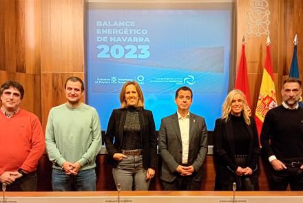 De izda a dcha: Oscar Garayoa, técnico de CEIN; Oscar Fernández, jefe de la Sección de Plan energético y Proyectos europeos; Esperanza Aristu, directora del Servicio de Transición energética; el consejero Irujo; Garbiñe Basterra, directora general de Energía, I+D+i empresarial y Emprendimiento; y Javier Larrea, jefe de la Sección de Descarbonización.