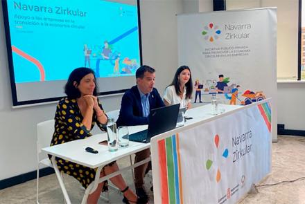 La directora general de Transición energética, Proyectos estratégicos y S4, Uxue Itoiz; el consejero de Industria y de Transición energética y digital empresarial, Mikel Irujo; y la consultora de la empresa licitadora de Navarra Zirkular, Rebeca Arnedo, durante la presentación de los diagnósticos de Navarra Zirkular