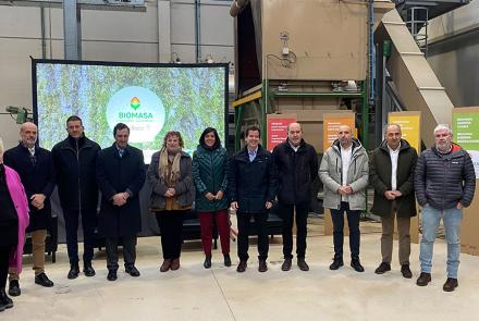 De izquierda a derecha: Susana Tantos, ingeniera de Proyectos en el Área de Energía (AIN); Pablo Ayesa, director general de CENER; Alfredo Martínez, director comercial de Naparpellet; Pedro Mendarozketa, responsable de planta de papel MG de Sangüesa (Smurfit Kappa); Arantxa Arregui, técnica de LURSAREA NASUVINSA; Uxue Itoiz, directora general de Industria, Energía y Proyectos estratégicos S4; Mikel Irujo, consejero de Desarrollo Económico y Empresarial; Ángel Martín, alcalde de Aoiz; Martin Ibarra, director