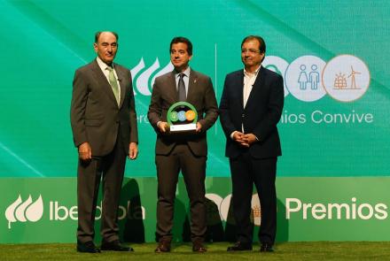 Mikel Irujo, consejero de Desarrollo Económico y Empresarial, junto a Ignacio Galán, presidente de Iberdrola, Guillermo Fernández Vera, presidente de la Junta de Extremadura y el resto de premiados.