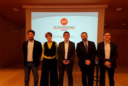 De izda a dcha: Javier Fernández, CEO de Kunak; Miren Ausin, directora del Servicio de Proyección Internacional; el consejero Irujo;  el director general de Fomento Empresarial, Iñigo Arruti; y el jefe de la Unidad de Negocio de Teraherzios en das-Nano; Israel Arnedo.