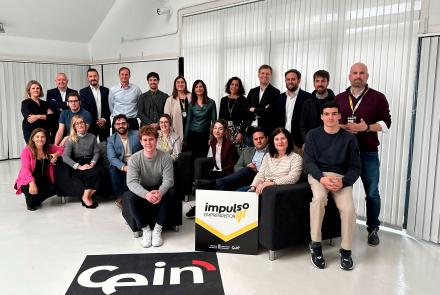 En el centro, la directora gerente de CEIN, María Sanz de Galdeano, y la directora general de Energía, I+D+i empresarial y Emprendimiento, Uxue Itoiz, junto con las empresas participantes en Impulso emprendedor y sus mentores