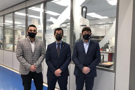 De izquierda a derecha, el subdirector de Microlan, Aitor Etxeberria; el consejero Irujo y el director gerente de Microlan, Javier Etxeberria