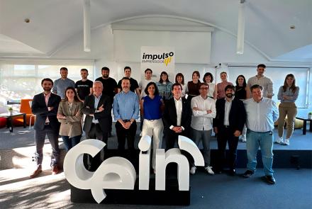 El consejero Irujo con integrantes del jurado y candidaturas seleccionadas.