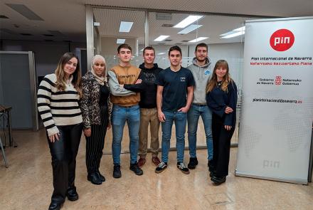 De izda a dcha: Dania del Carmen Hernández, Minetu Salama Barca, Jesús Javier Roncalés Baztán, Garai Sotés Senosiáin, Pello Irujo Glaria, Daniel Erro Tajadura y Ángela María de la Peña Garayoa.