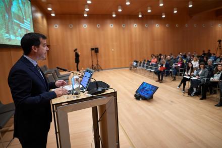  El consejero Irujo se dirige al público durante la jornada profesional de Turismo