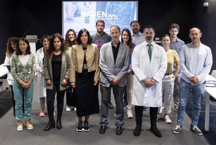 La directora general de Energía, I+D+i empresarial y Emprendimiento, Uxue Itoiz, junto con los técnicos de Gobierno de Navarra, Navarrabiomed, el Hospital Universitario de Navarra, el Instituto de Salud Pública y Laboral de Navarra y la empresa NNBi, durante la visita final de proyecto. 