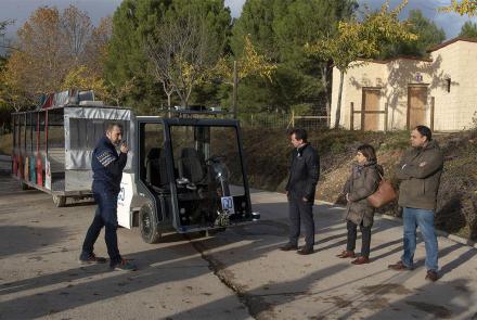 El consejero Irujo, la responsable de NAITEC y el gerente de Sendaviva escuchan las explicaciones sobre el transporte