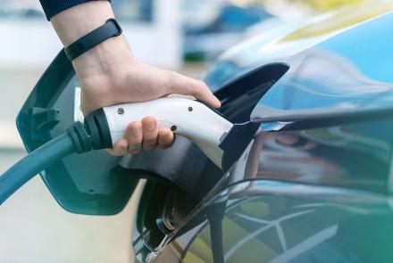 Persona cargando su coche eléctrico