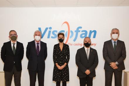De izquierda a derecha: Manuel Ángel Alonso, gerente de grandes cuentas de Telefónica; José Antonio Canales, CEO del Grupo Viscofan; la Presidenta de Navarra, María Chivite; el consejero de Universidad, Innovación y Transformación Digital, Juan Cruz Cigudosa; y Jesús Calavia, director general de Viscofan España