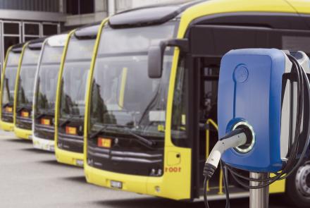 Flota de autobuses de pasajeros en un punto de recarga eléctrico
