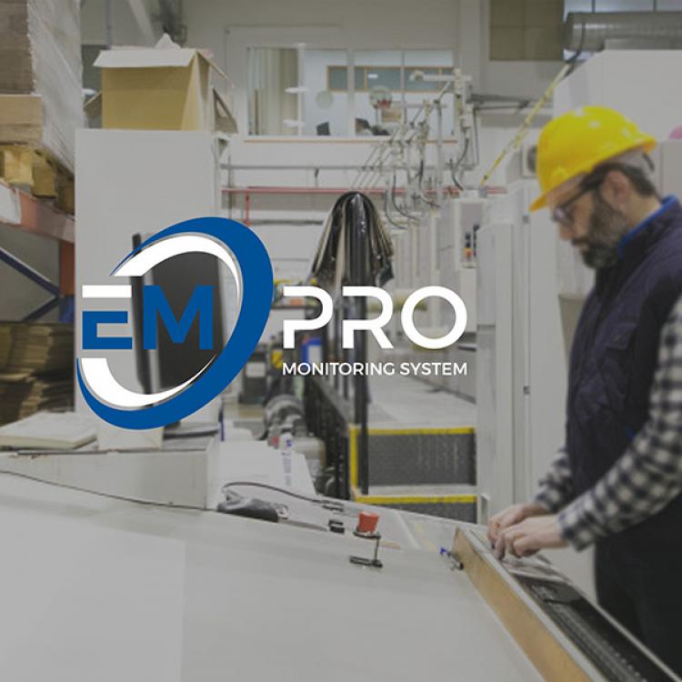 Persona con casco amarillo y chaleco manejando una máquina. El logo de EMPRO se visualiza sobre la imagen, centrado.