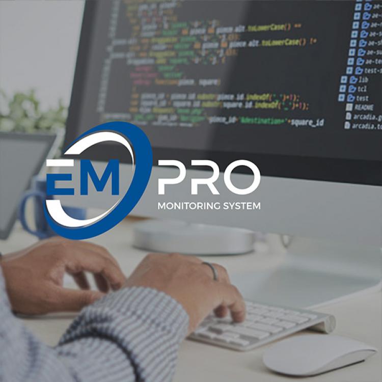 Imagen donde se ven unos brazos pulsando teclas en un teclado. También se ve un monitor con una imagen que muestra, sobre fondo negro, código de programación en múltiples colores. El logo de EMPRO se muestra sobre la imagen, centrado.