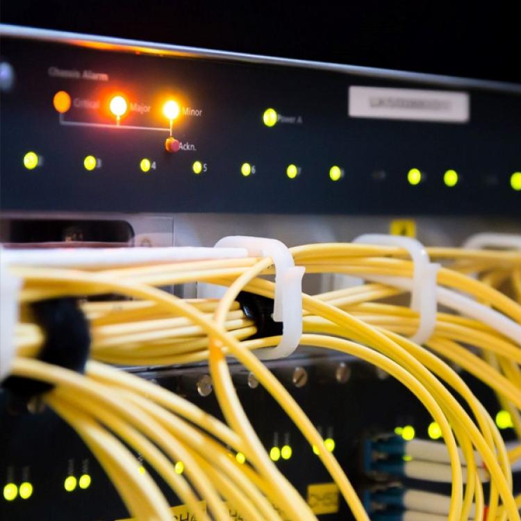 Multitud de cables amarillos bien ordenados conectados a un equipo